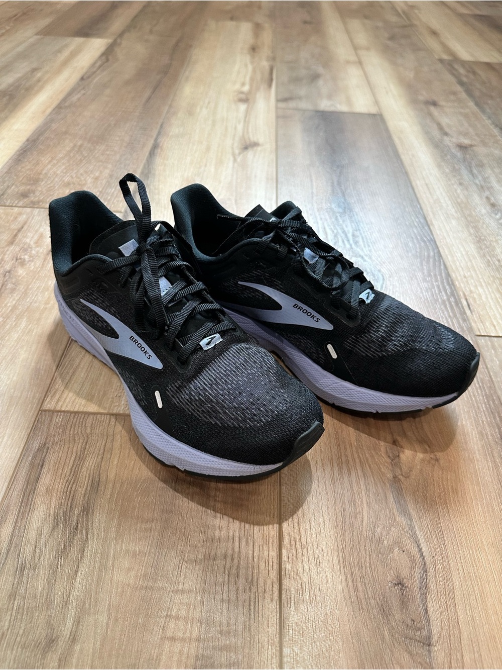 BROOKS WOMENs LAUNCH 9 BLACK/PURPLE SHOES 8.5